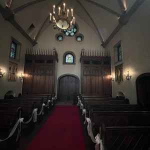 チャペルの四方にステンドグラス