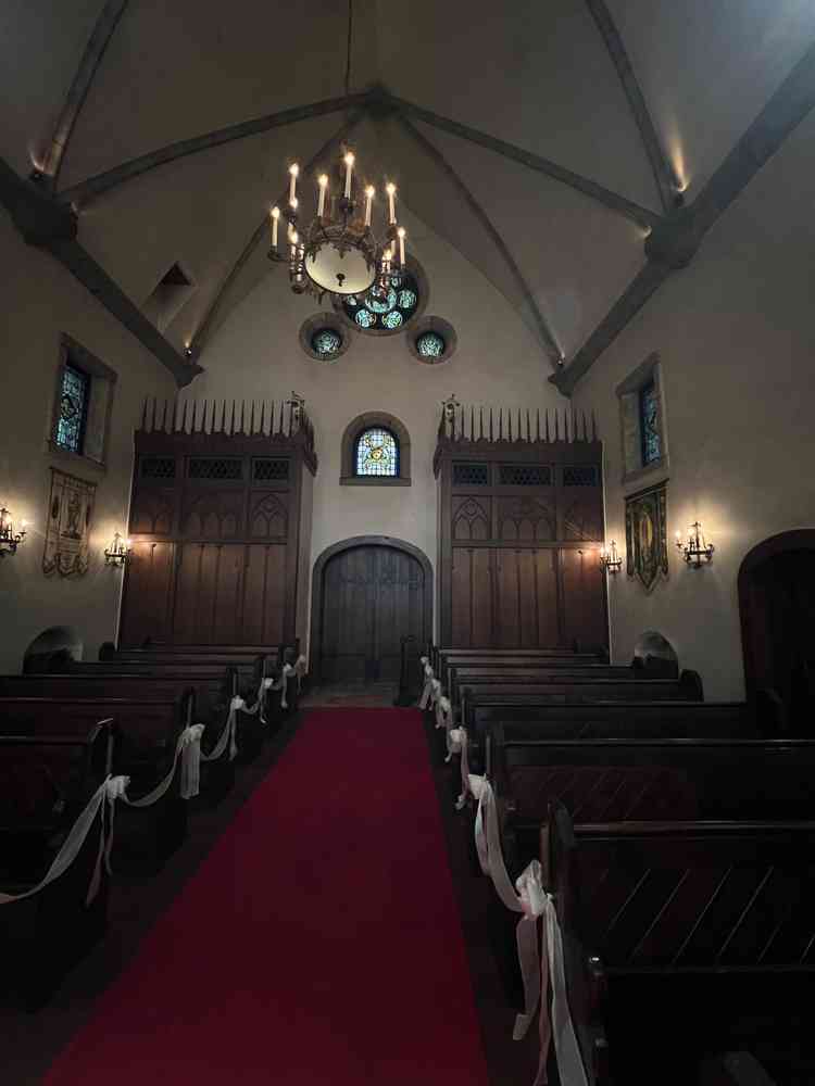 チャペルの四方にステンドグラス