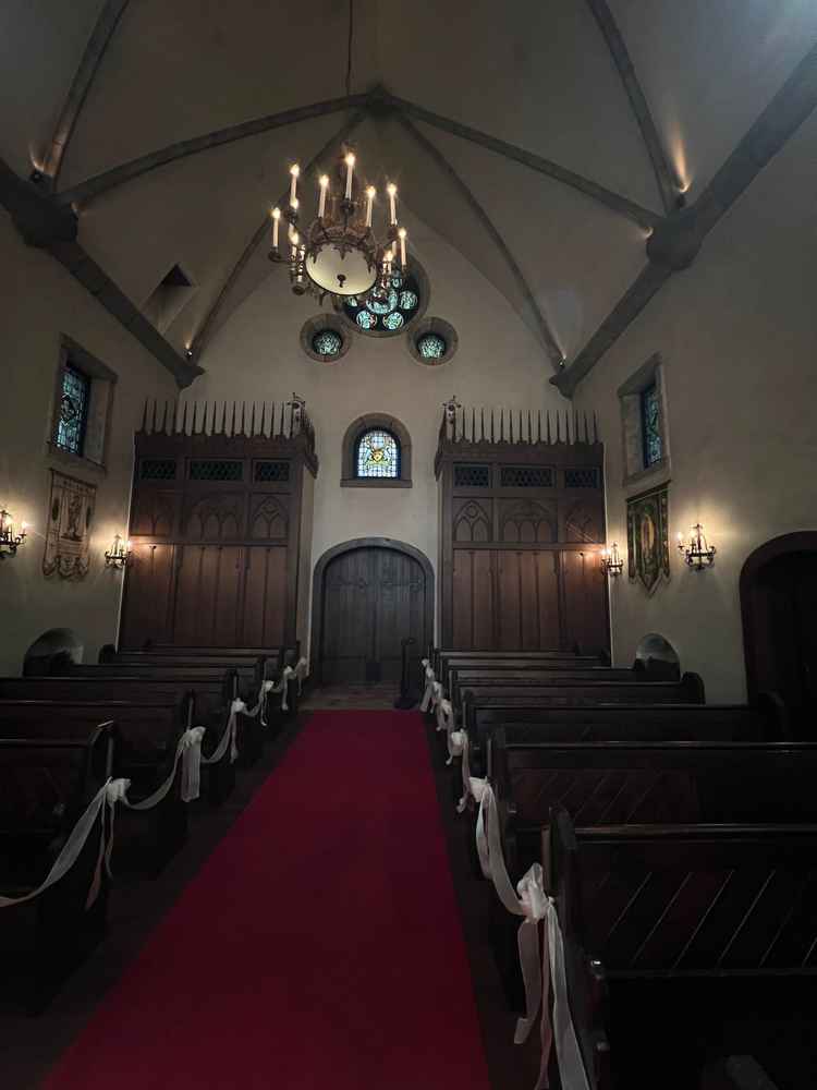 チャペルの四方にステンドグラス