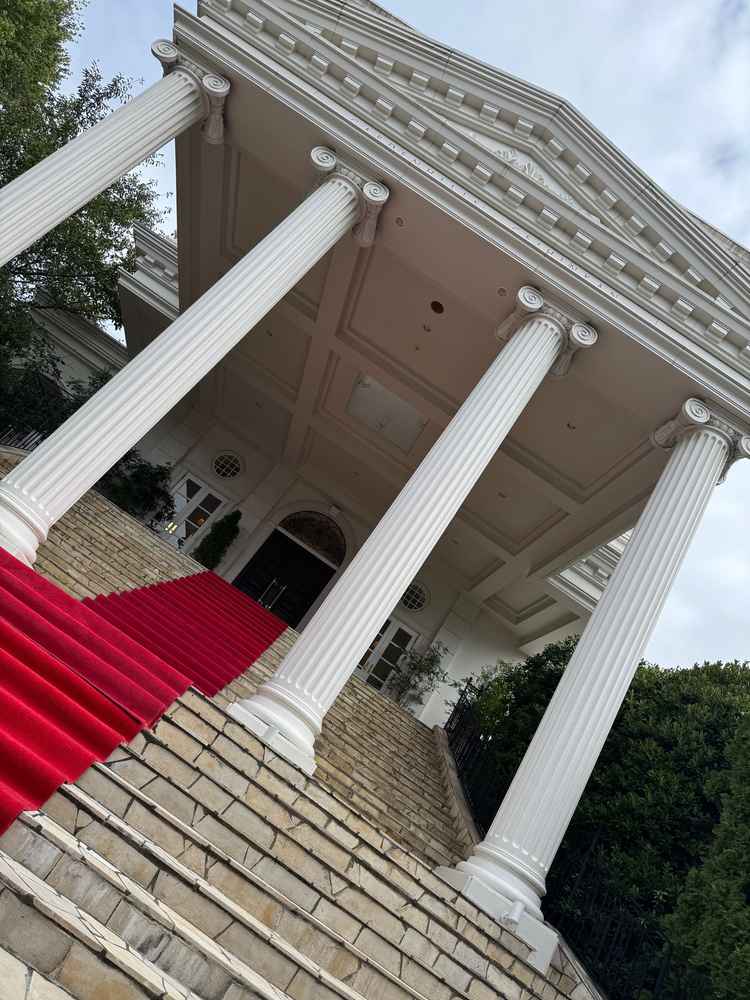 ヴィクトリアの式場入り口に続く階段。ローマ建築様式とドアから伸びる赤絨毯が圧巻です。