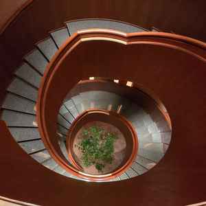 フォトスポットとして有名、パークハイアット内の螺旋階段。ここで写真撮影があるらしい