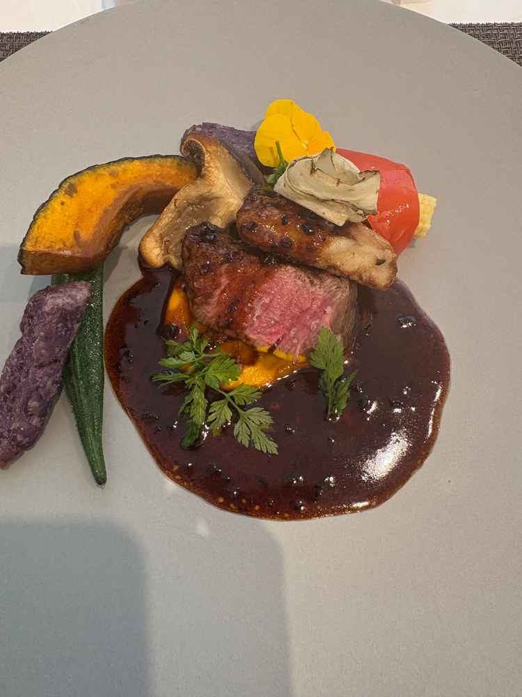 メイン料理のお肉。とっても柔らかく美味しく、味付けもよかったです。野菜も種類が多く満足感ある