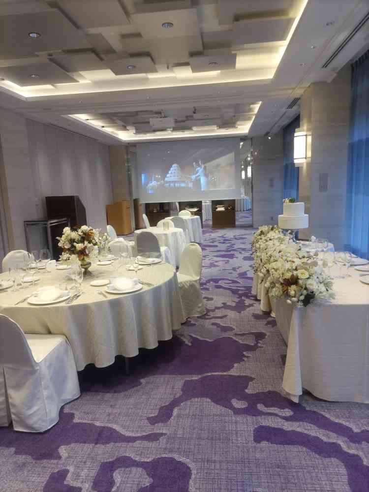 落ち着いた少人数向けの披露宴会場も充実しています。