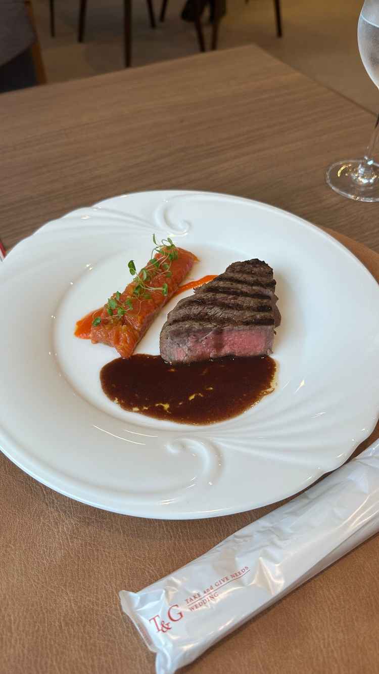 試食した肉料理はステーキです。柔らかくて美味しです。