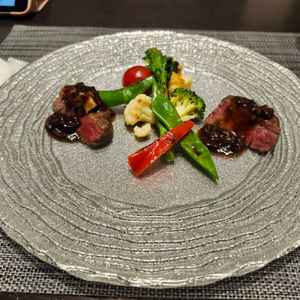 試食　和洋の国産牛フィレ肉。肉は非常に柔らかく、付け合わせの野菜やソースも併せて絶品でした。