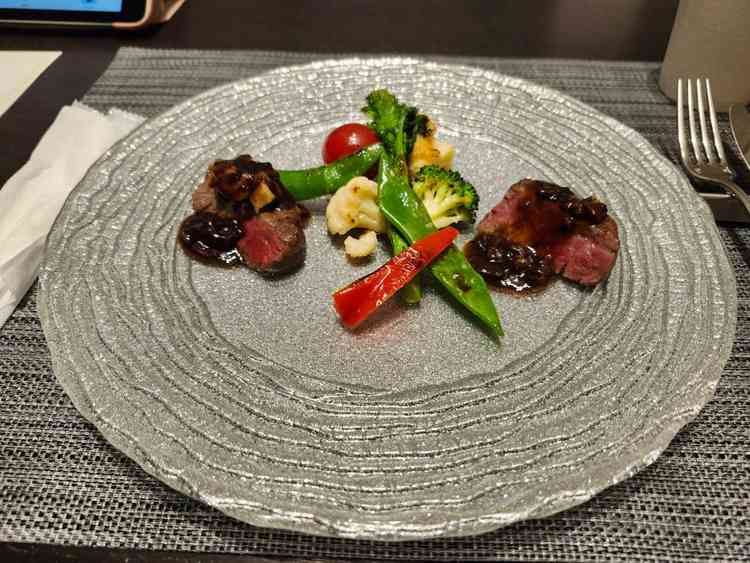 試食　和洋の国産牛フィレ肉。肉は非常に柔らかく、付け合わせの野菜やソースも併せて絶品でした。