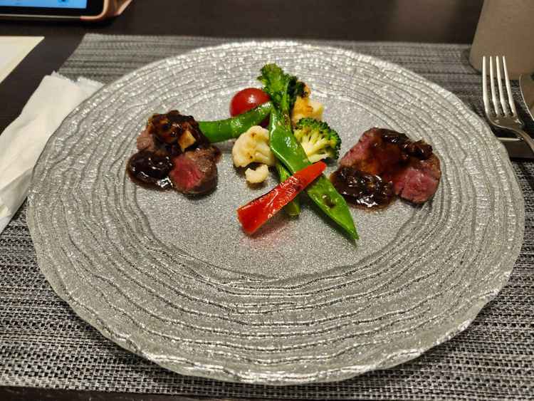 試食　和洋の国産牛フィレ肉。肉は非常に柔らかく、付け合わせの野菜やソースも併せて絶品でした。