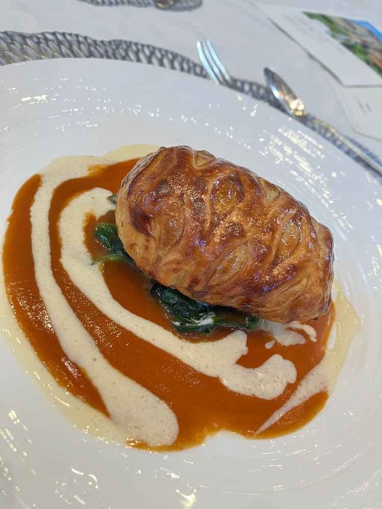 魚料理。ソースは8時間も煮込んで出来る素晴らしく美味しい料理