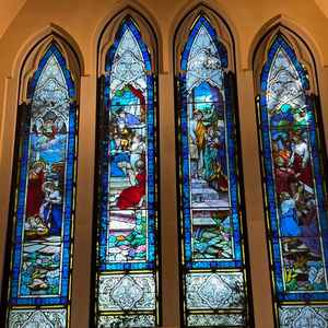 圧巻のステンドグラスのあるチャペル。これを見ただけで涙するゲストがいるのも納得。