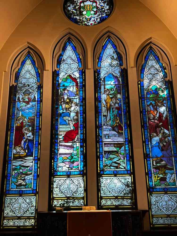 圧巻のステンドグラスのあるチャペル。これを見ただけで涙するゲストがいるのも納得。