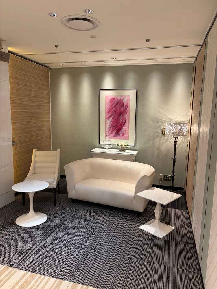 チャペルに入場する前に新郎新婦が待機するお部屋。他にはなかなか無く、さすがホテルという設備でした。