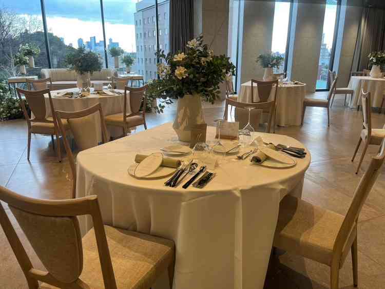 披露宴会場は5,60人は余裕で入る大きさで、テーブルは丸や四角、扇形などバリエーションがありました。