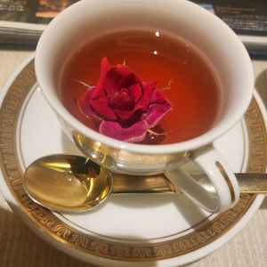 見学時に出していただいたお紅茶にバラが浮かんでいてとても素敵だなと