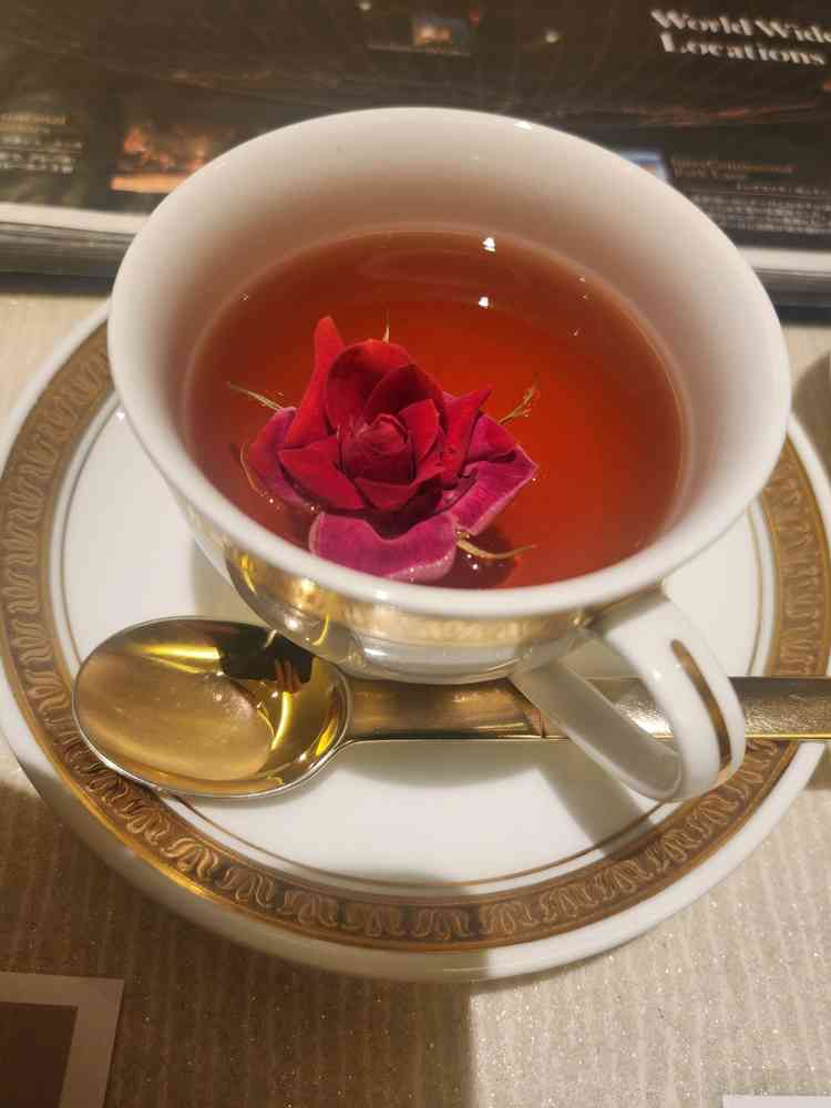 見学時に出していただいたお紅茶にバラが浮かんでいてとても素敵だなと
