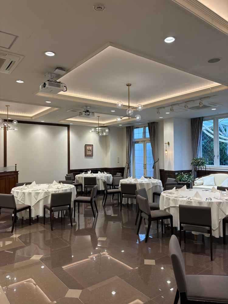 落ち着いた色合いの披露宴会場