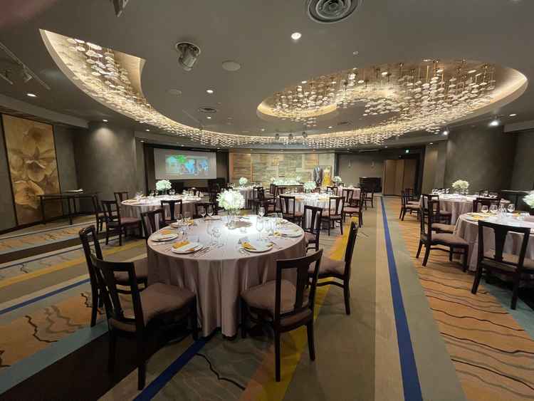 披露宴会場。宴会の会場のため、どの先でも端という感覚があまりない。