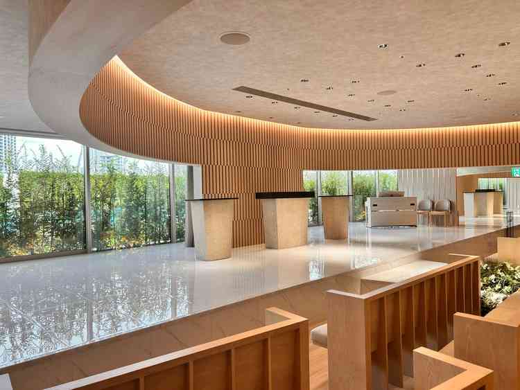 【チャペル】全体的に木の雰囲気と外には緑があり自然を感じるチャペル。個人的に好き。閉塞感を感じない。