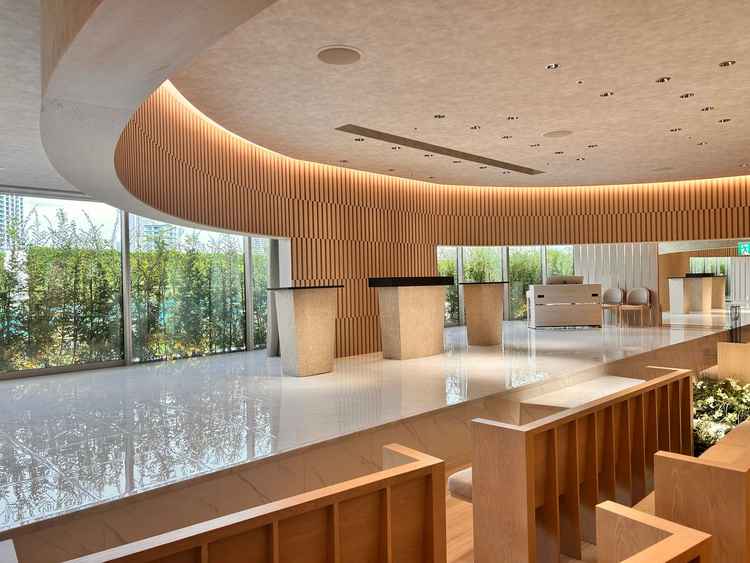 【チャペル】全体的に木の雰囲気と外には緑があり自然を感じるチャペル。個人的に好き。閉塞感を感じない。