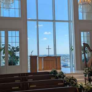 チャペルの画像。非常に景色が良く、空の色が映える作りになっていた。