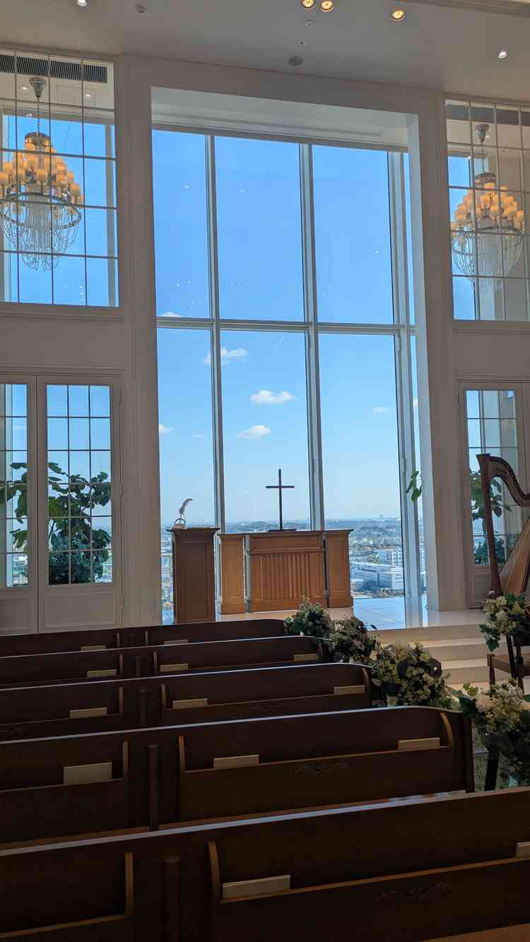 チャペルの画像。非常に景色が良く、空の色が映える作りになっていた。