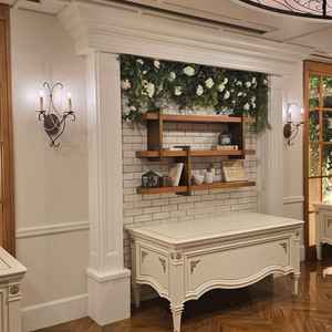 披露宴会場、高砂の位置。グリーンはオプションではなく常設です。