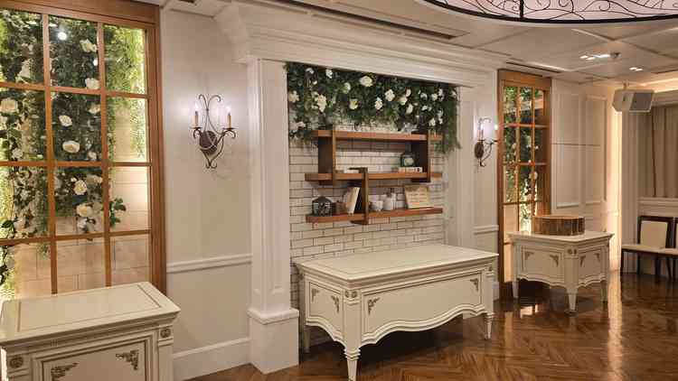 披露宴会場、高砂の位置。グリーンはオプションではなく常設です。