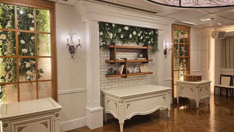 披露宴会場、高砂の位置。グリーンはオプションではなく常設です。