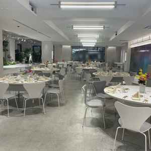 白基調のシンプルな披露宴会場。テーブルクロスなしでも使える。