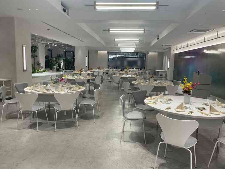 白基調のシンプルな披露宴会場。テーブルクロスなしでも使える。