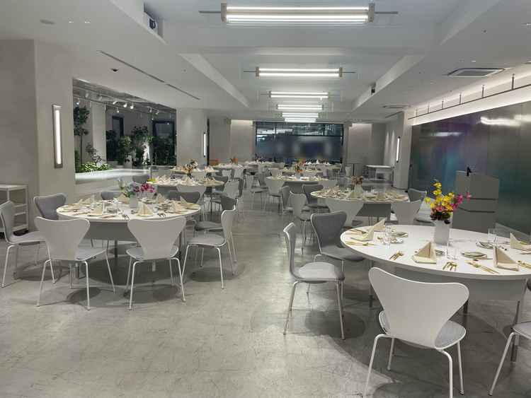 白基調のシンプルな披露宴会場。テーブルクロスなしでも使える。