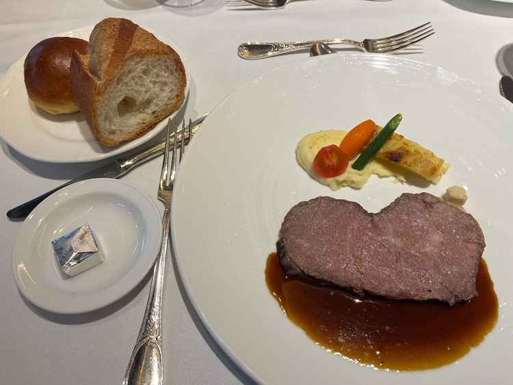 試食したメインの牛肉料理。柔らかく上品な味付けで、年配の親族にも食べやすいと感じました。