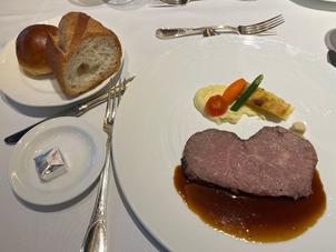 試食したメインの牛肉料理。柔らかく上品な味付けで、年配の親族にも食べやすいと感じました。