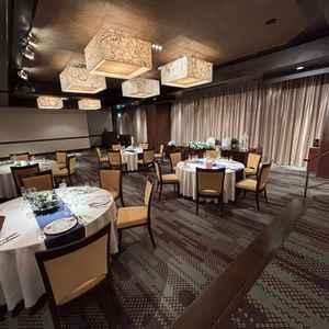 披露宴会場の写真。カーテンが開くと庭園が一望できるようになっています。