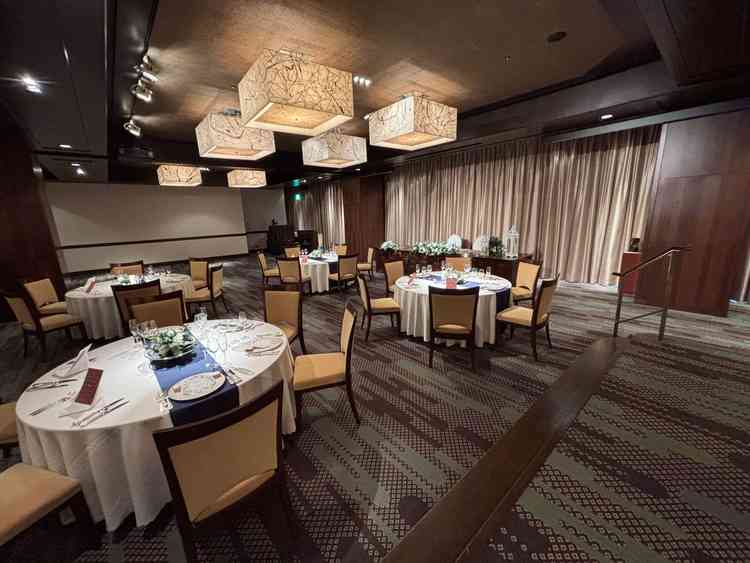 披露宴会場の写真。カーテンが開くと庭園が一望できるようになっています。