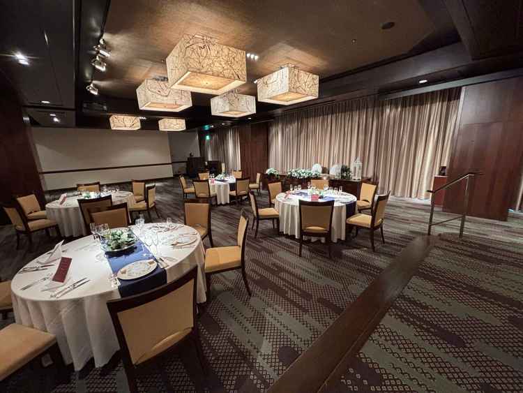 披露宴会場の写真。カーテンが開くと庭園が一望できるようになっています。