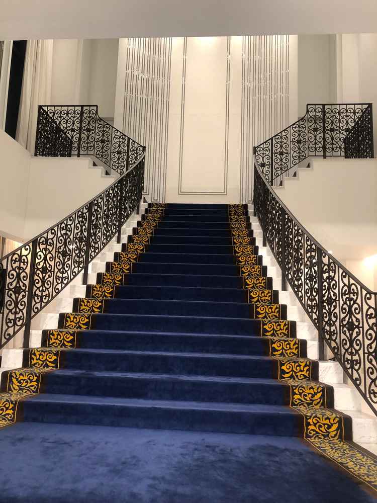 フラワーシャワーをする場所です。白色のウェディングドレスと青い階段が合いそうな雰囲気でした。