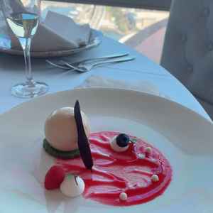 試食会での最後のデザート。綺麗な景色とともに美味しい食事を楽しめる。