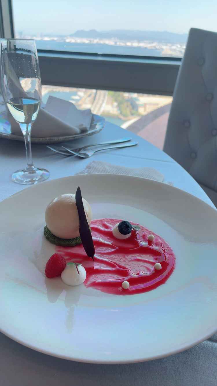 試食会での最後のデザート。綺麗な景色とともに美味しい食事を楽しめる。