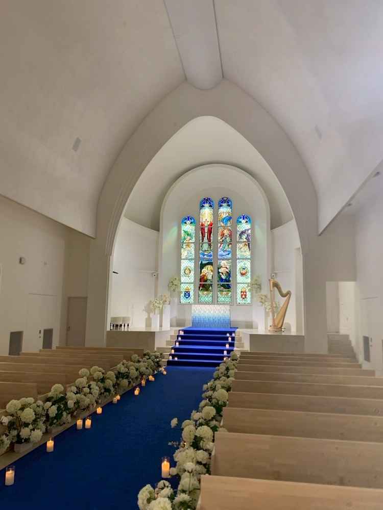 ステンドグラスのある「結婚式」らしいチャペルが素敵でした。