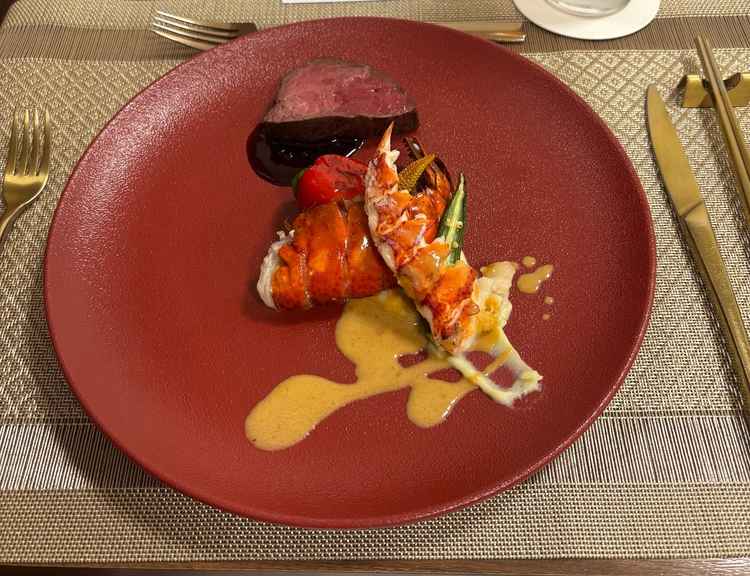 試食会でいただいた食事。カナダ産オマール海老のロティと牛フィレの黒トリュフソース。とても美味しかった