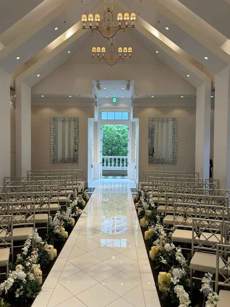 新郎新婦の登場する場面、背景が木々で覆われており、チャペルだけだなく入り口側の景色も魅力的です