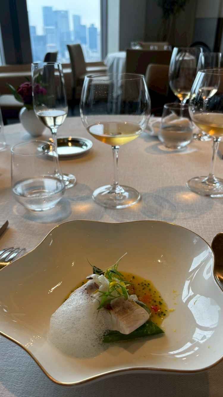 メインの真鯛。ふっくらとした身に軽やかな泡のソースが添えられ、彩り豊かな野菜とともに仕立てられた一皿