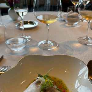 メインの真鯛。ふっくらとした身に軽やかな泡のソースが添えられ、彩り豊かな野菜とともに仕立てられた一皿