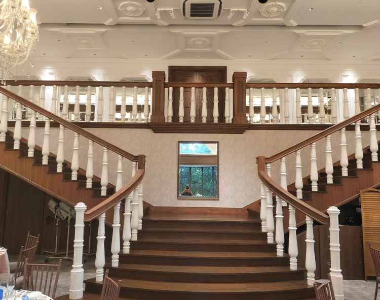 披露宴会場の階段が左右あり、入場が華やかになります。