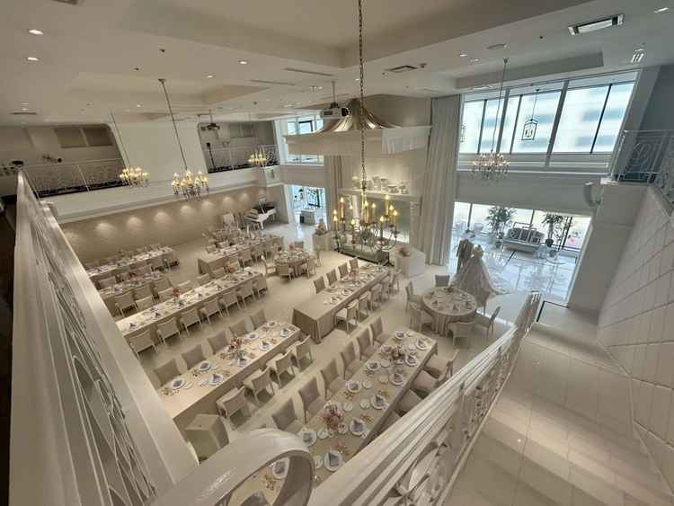 披露宴会場2階からの景色。両サイドにスクリーンがあり、座席に関わらずしっかり見ることができる