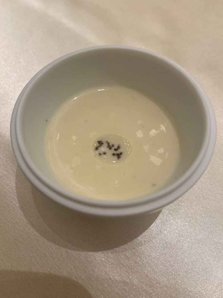 さつまいものポタージュが一番美味しかったです。料理に合わせて、お皿の温度もしっかり調節されていました