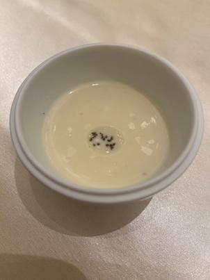 さつまいものポタージュが一番美味しかったです。料理に合わせて、お皿の温度もしっかり調節されていました