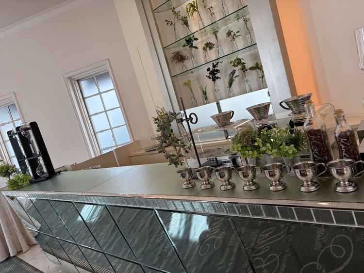 待合室は広く、ウェルカムドリンクの提供もいい雰囲気でお出しできると思った