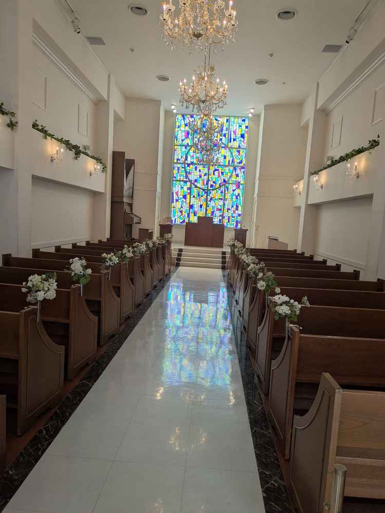 宗教力を強く感じさせないステンドグラスのある挙式会場