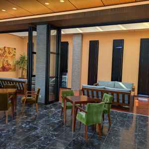 ラウンジ。参列者が少ない時はこちらを披露宴会場として使うこともできるそう。バーもあって雰囲気良かった